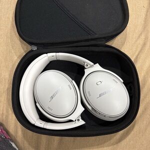 BOSE headphones white